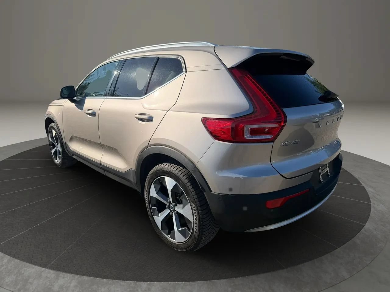 Used 2024 Volvo XC40 B5 Plus AWD/4WD image 7