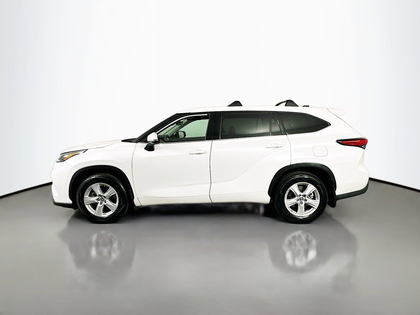 Used 2022 Toyota Highlander LE FWD image 5