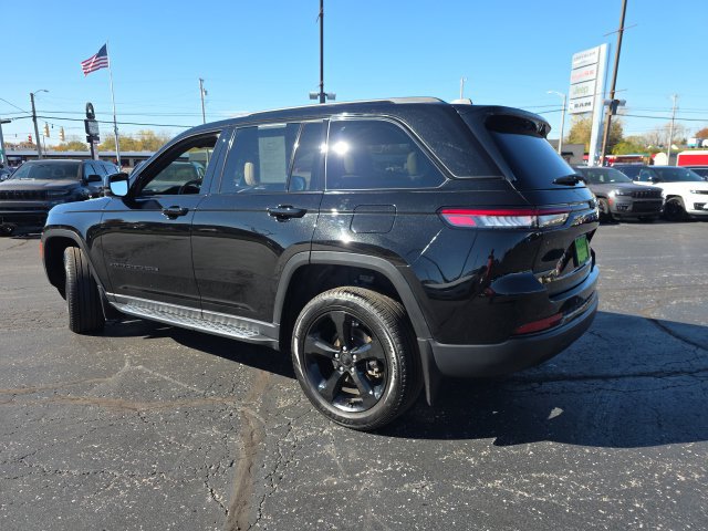 Used 2025 Jeep Grand Cherokee Limited w/ Black Appearance Package AWD/4WD image 4