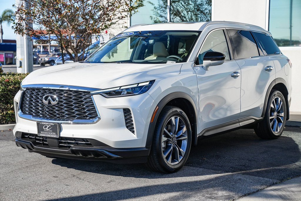 Certified 2025 INFINITI QX60 Luxe w/ Vision Package image 3