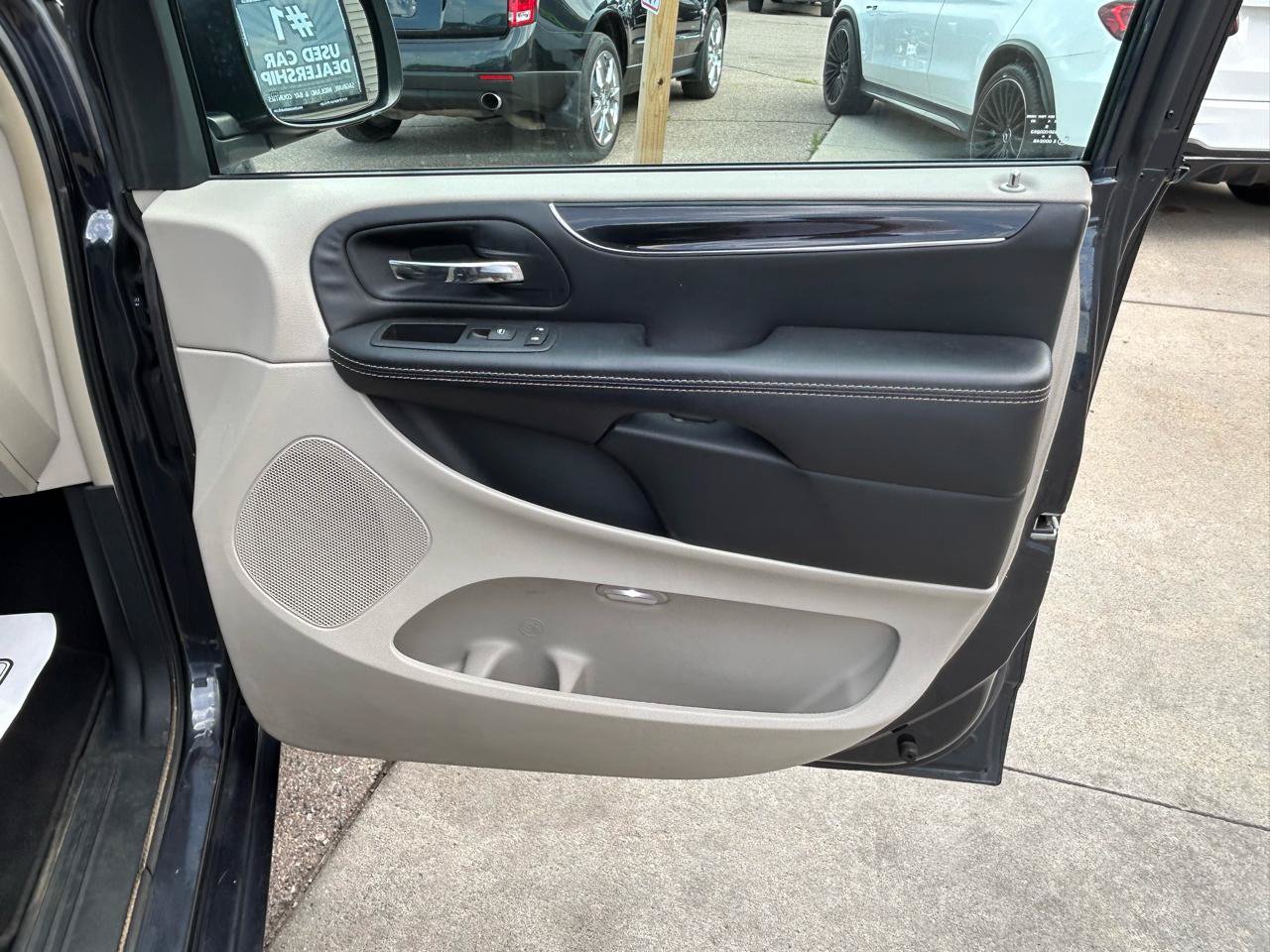 Used 2014 Chrysler Town & Country Touring-L FWD image 15
