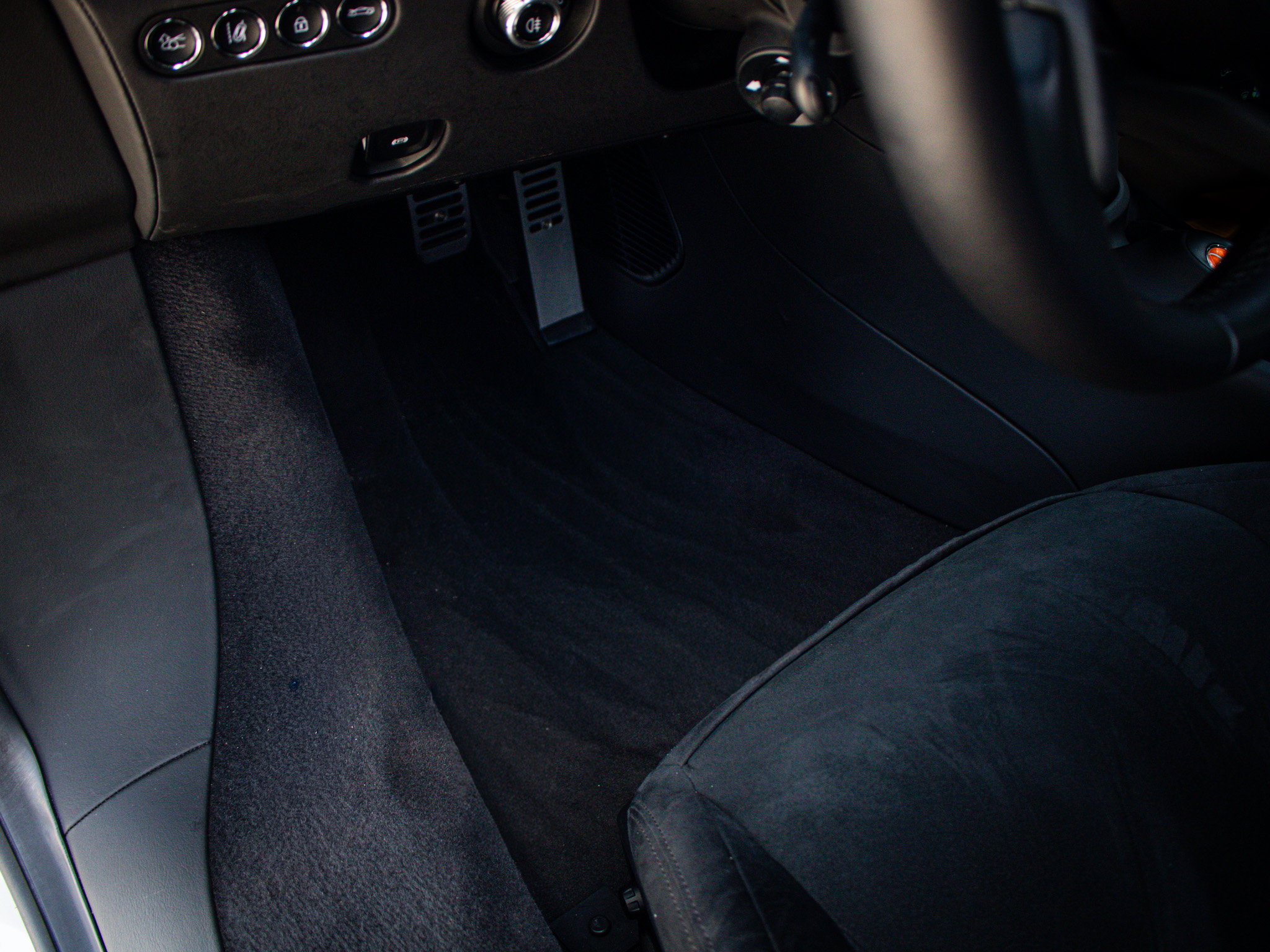 Used 2025 McLaren Artura RWD image 17