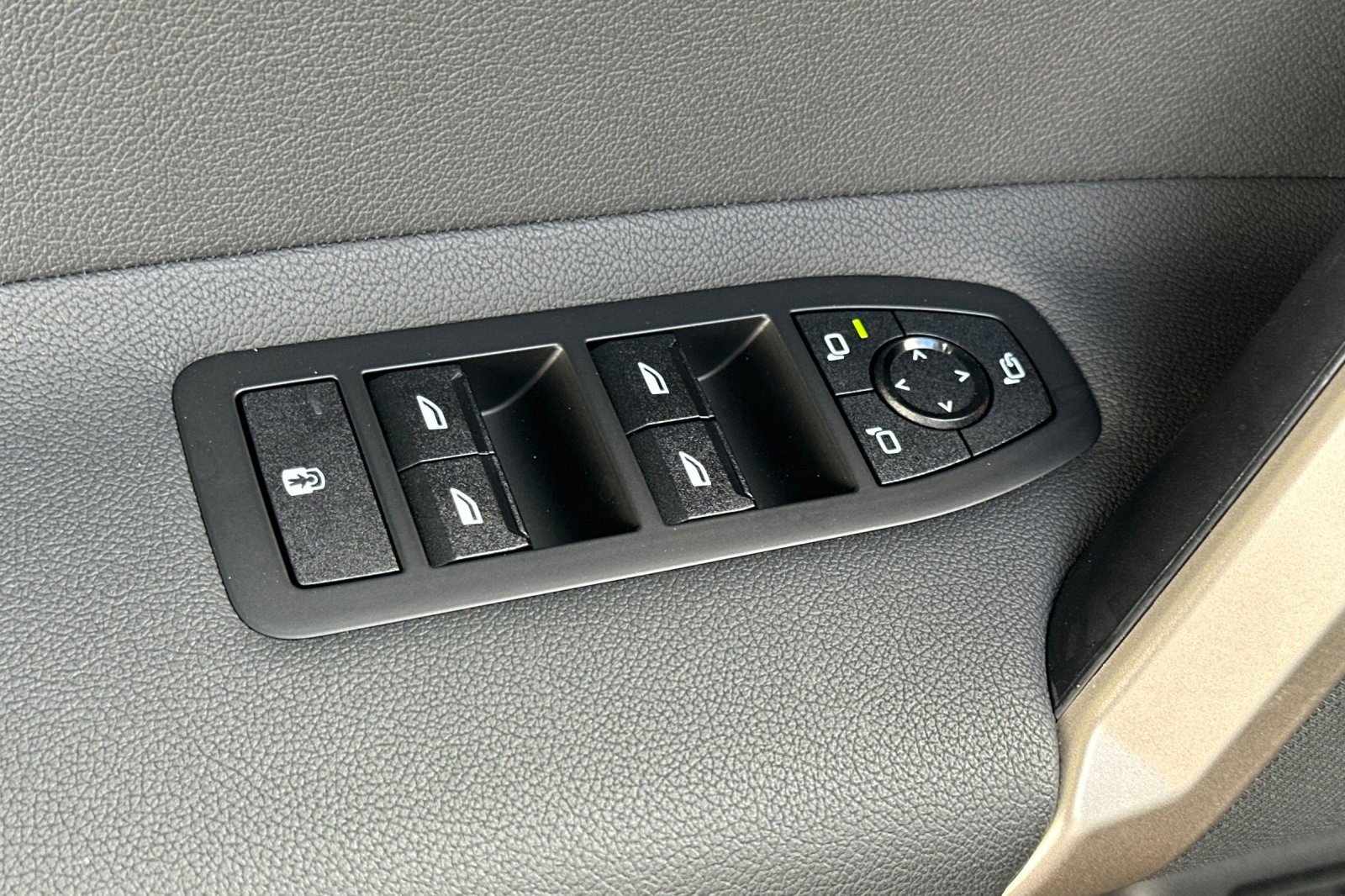 Used 2025 BMW iX xDrive50 w/ Sport Package image 13