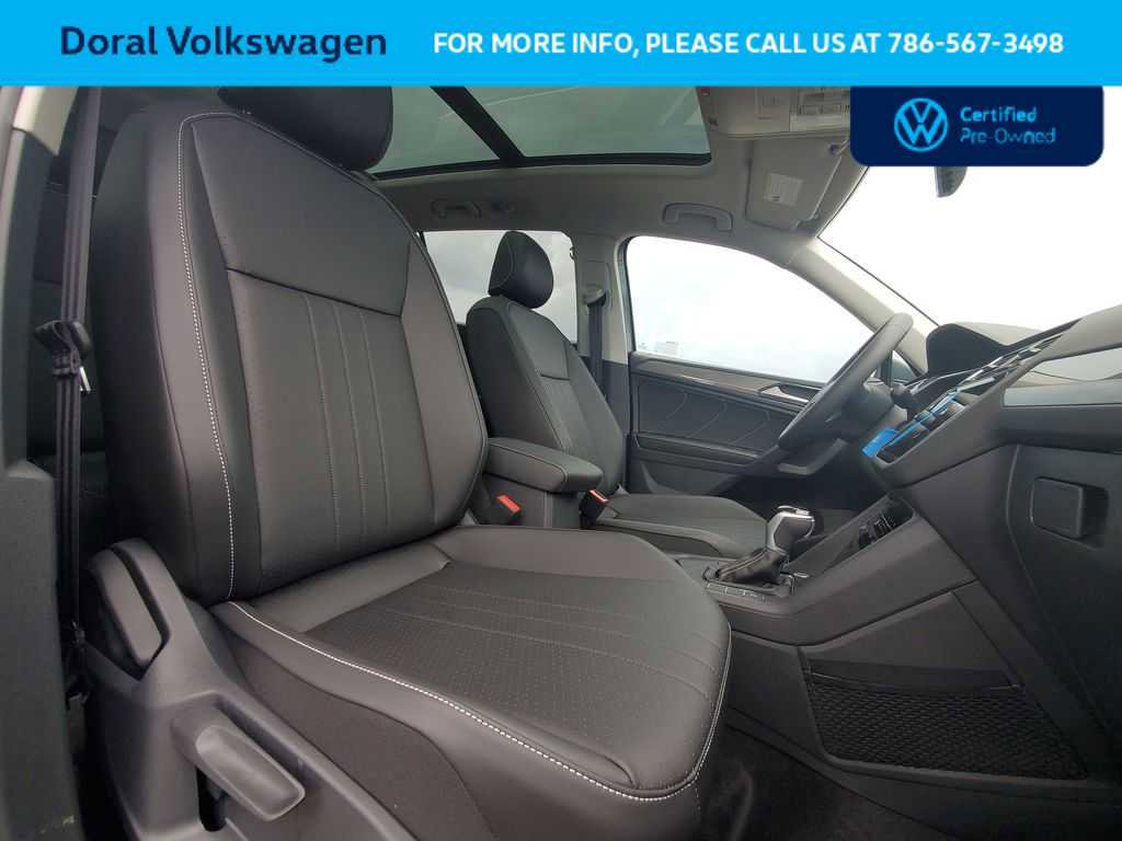 Used 2023 Volkswagen Tiguan SE w/ Panoramic Sunroof Package FWD image 32