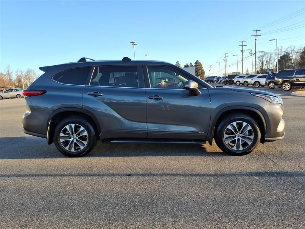 Used 2023 Toyota Highlander XLE image 3