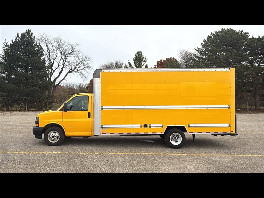 Used 2021 GMC Savana 3500 Extended w/ Power Convenience Package RWD image 3