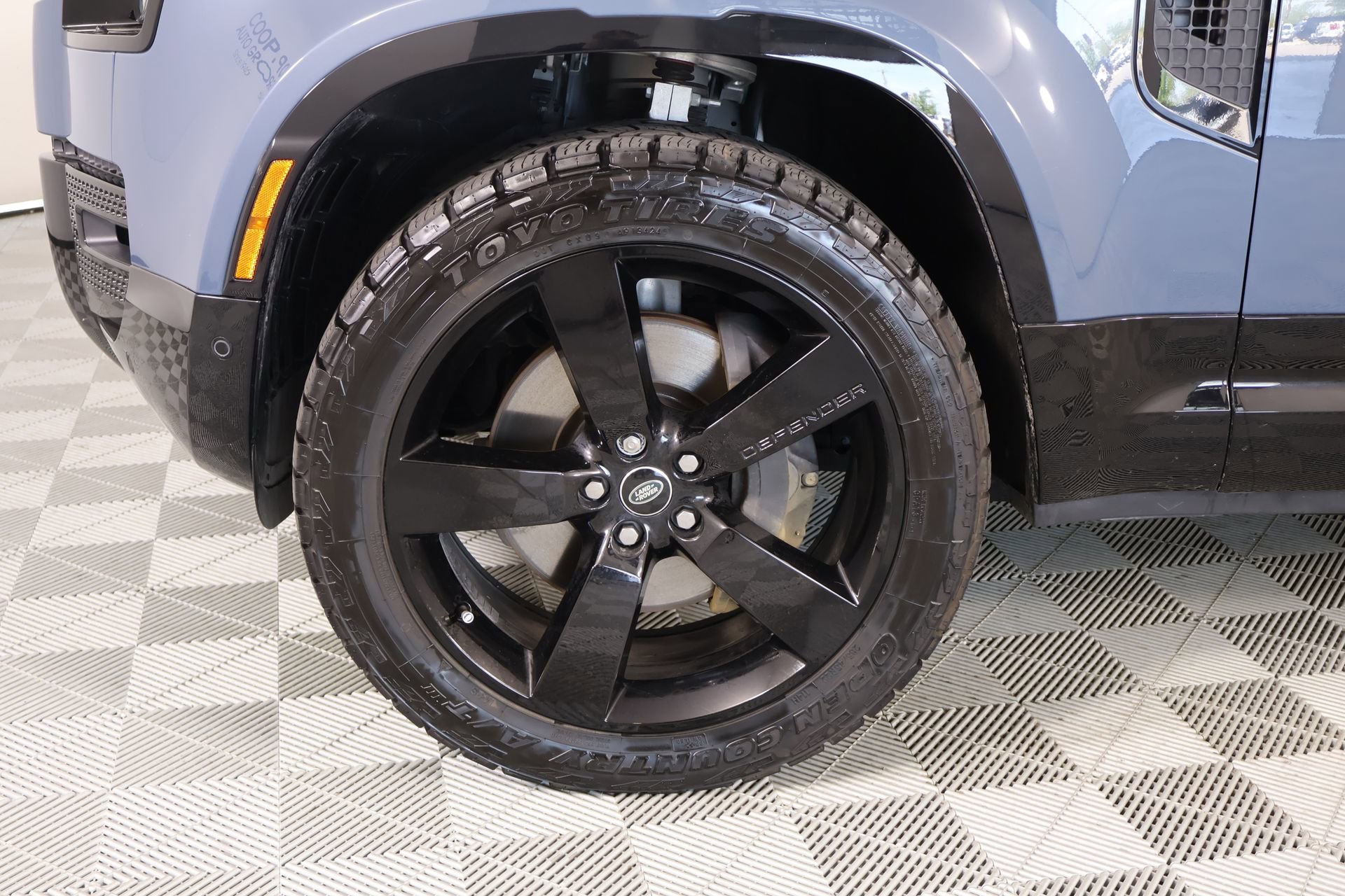 Used 2025 Land Rover Defender 110 X-Dynamic SE image 18