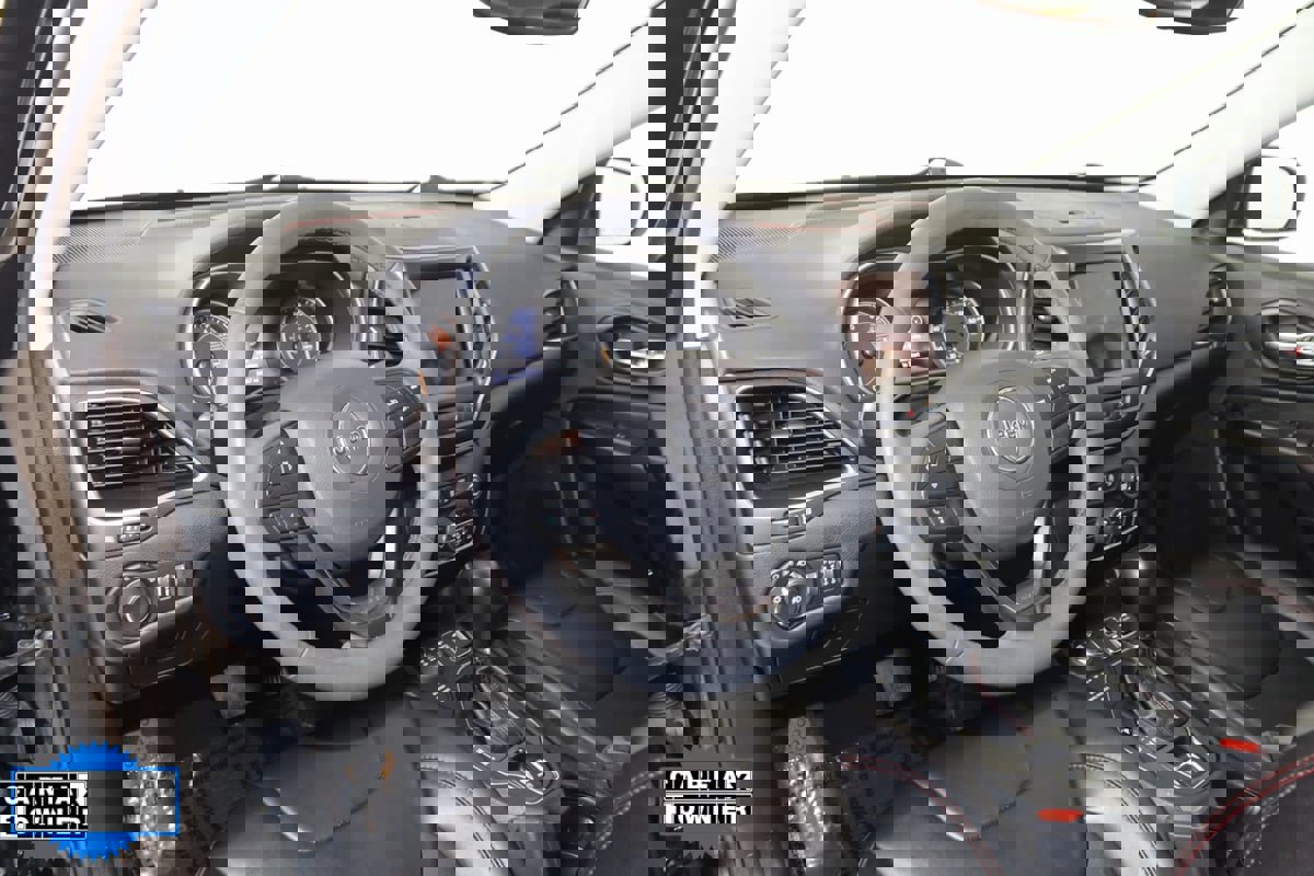 Used 2022 Jeep Cherokee Trailhawk image 24