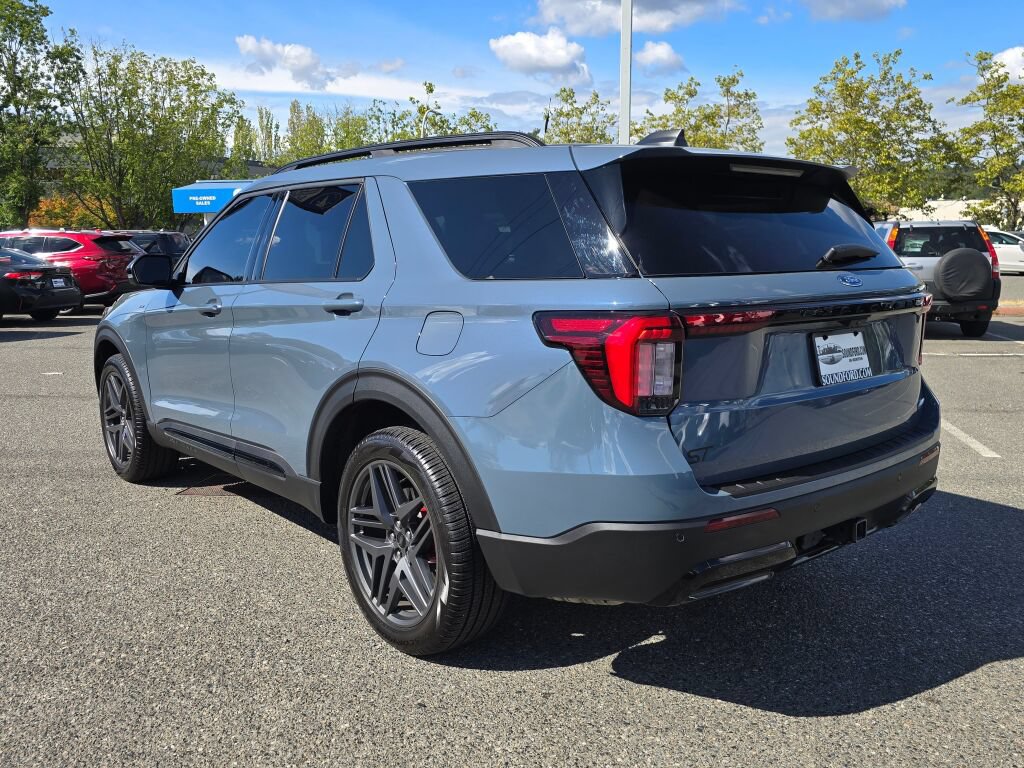 Certified 2025 Ford Explorer ST-Line w/ Premium Package AWD/4WD image 3