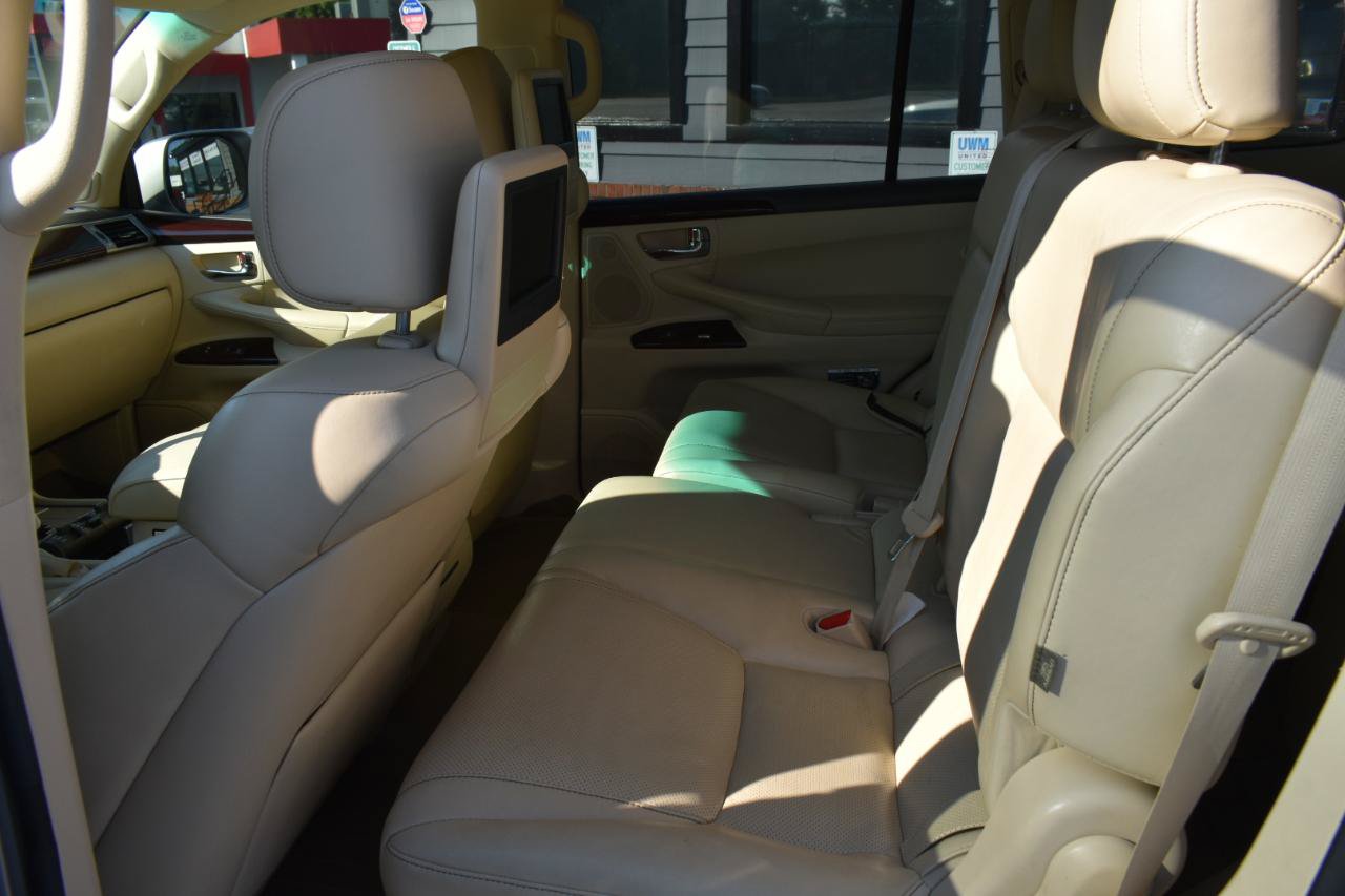 Used 2013 Lexus LX 570 4WD w/ Luxury Pkg image 14