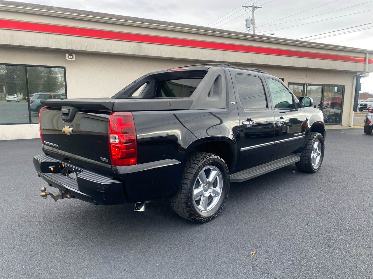 Used 2011 Chevrolet Avalanche LTZ image 5