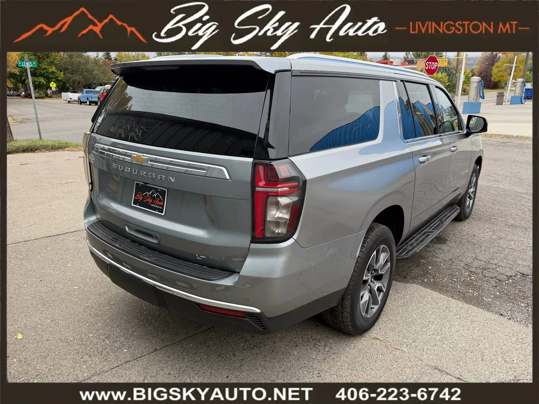 Used 2024 Chevrolet Suburban LT image 7