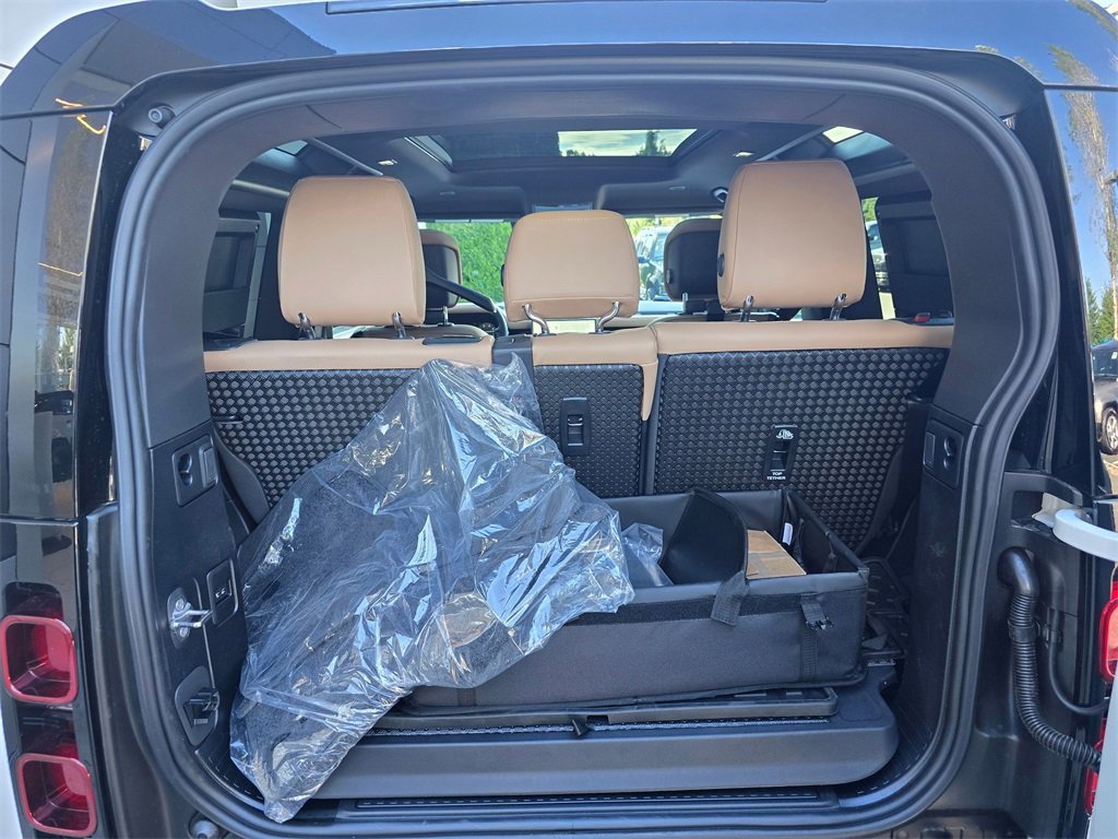 New 2025 Land Rover Defender 90 X-Dynamic SE image 25