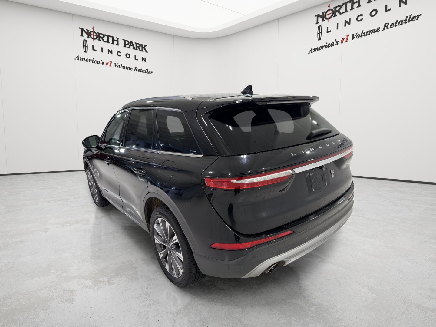 Used 2020 Lincoln Corsair Reserve w/ Elements Package FWD image 3