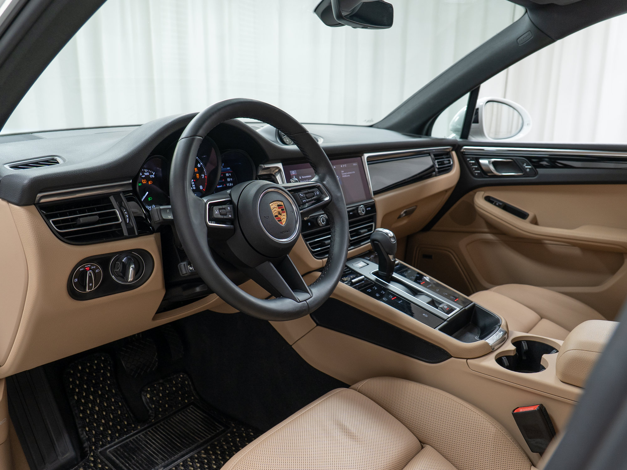 Certified 2022 Porsche Macan AWD/4WD image 4