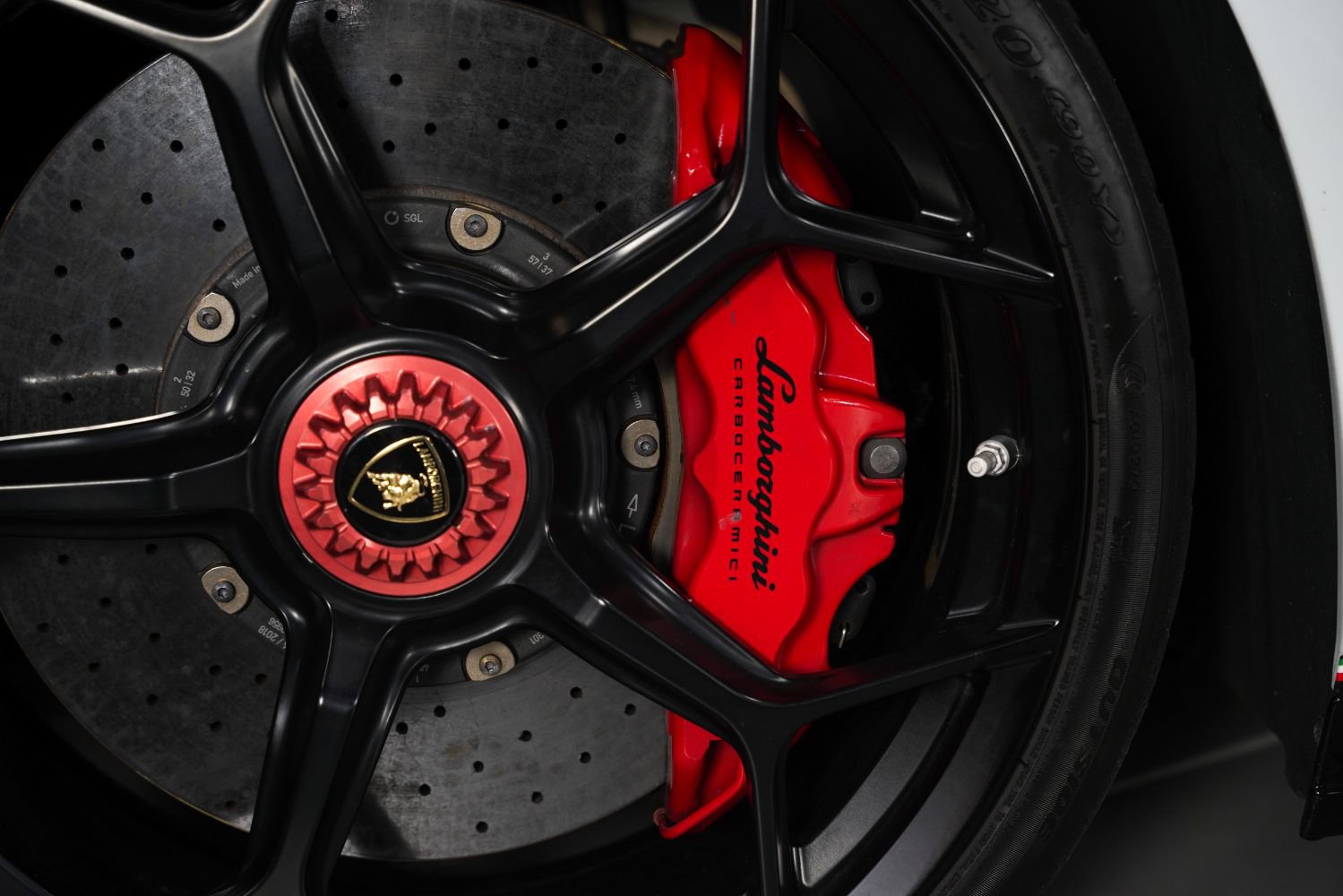 Used 2018 Lamborghini Huracan Performante AWD/4WD image 15