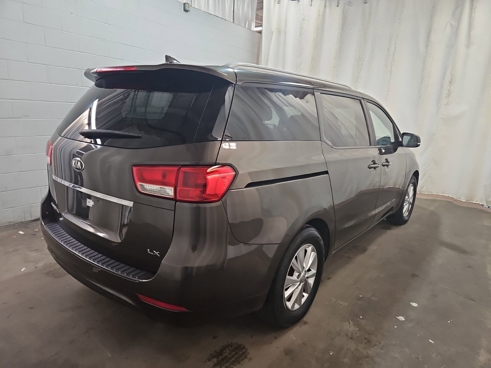 Used 2016 Kia Sedona LX image 5