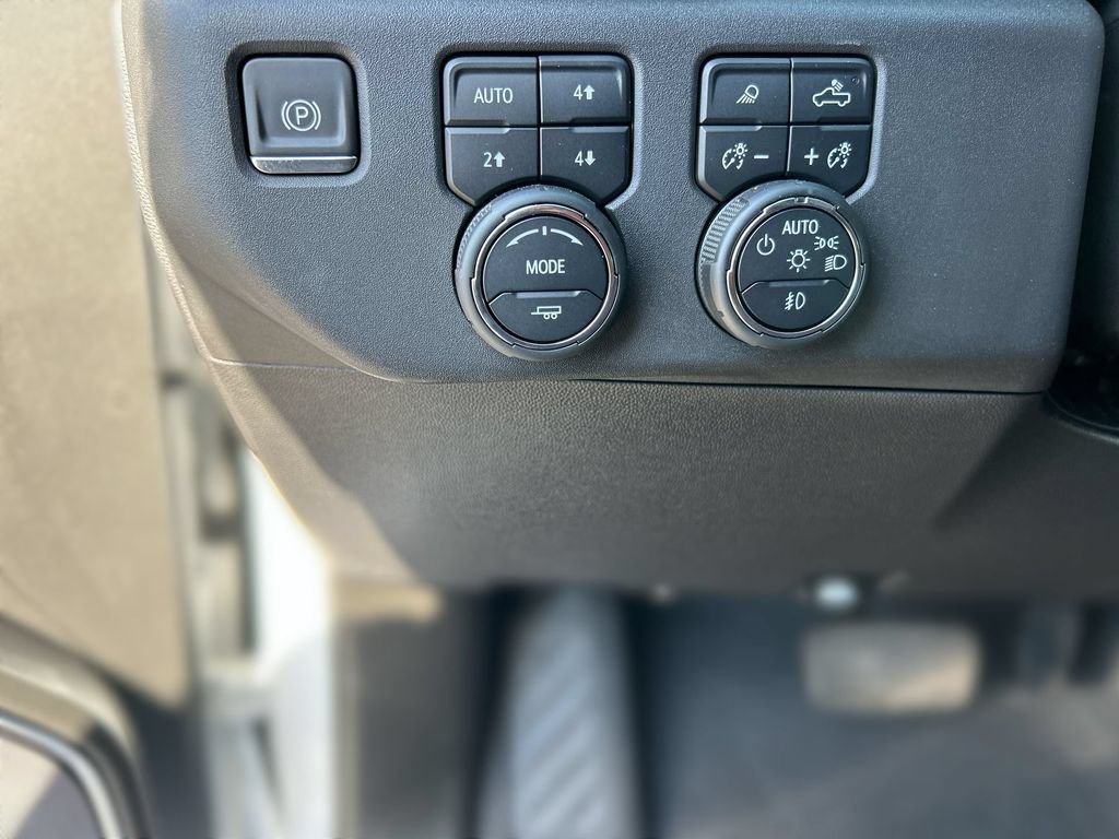 Used 2023 Chevrolet Silverado 1500 High Country w/ Technology Package AWD/4WD image 18