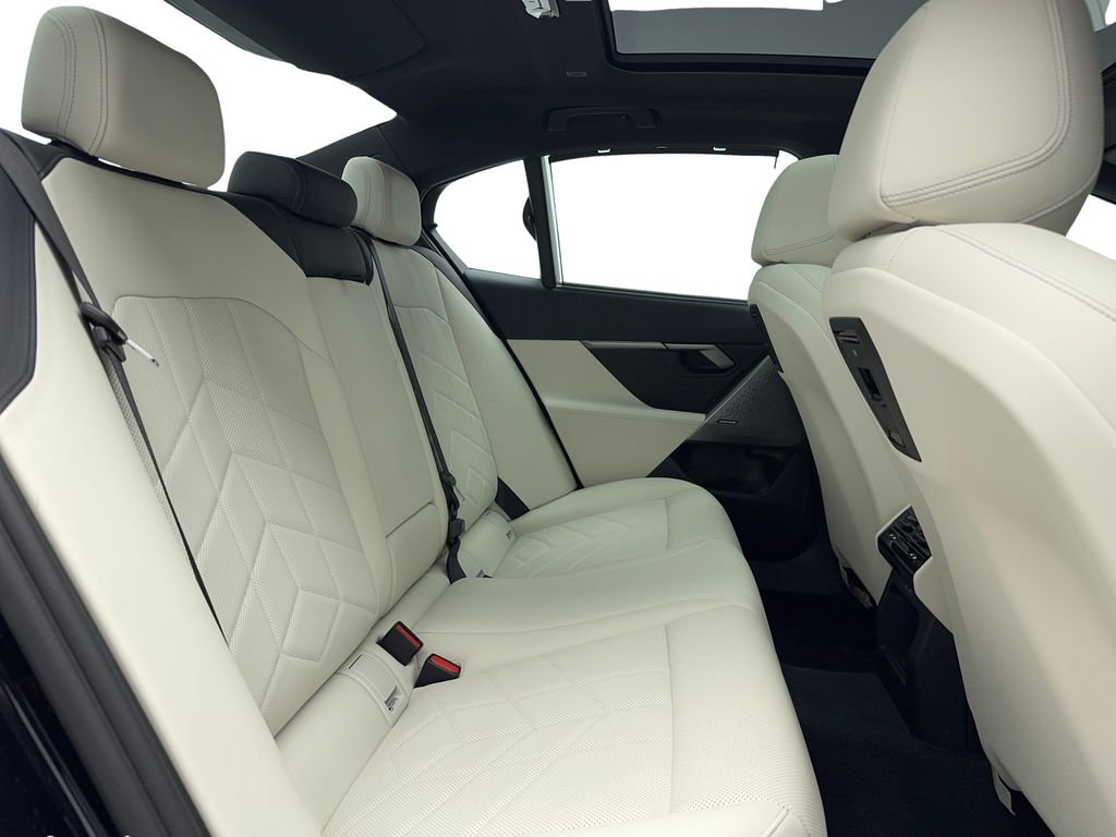 Used 2025 BMW i5 eDrive40i w/ Executive Package image 40
