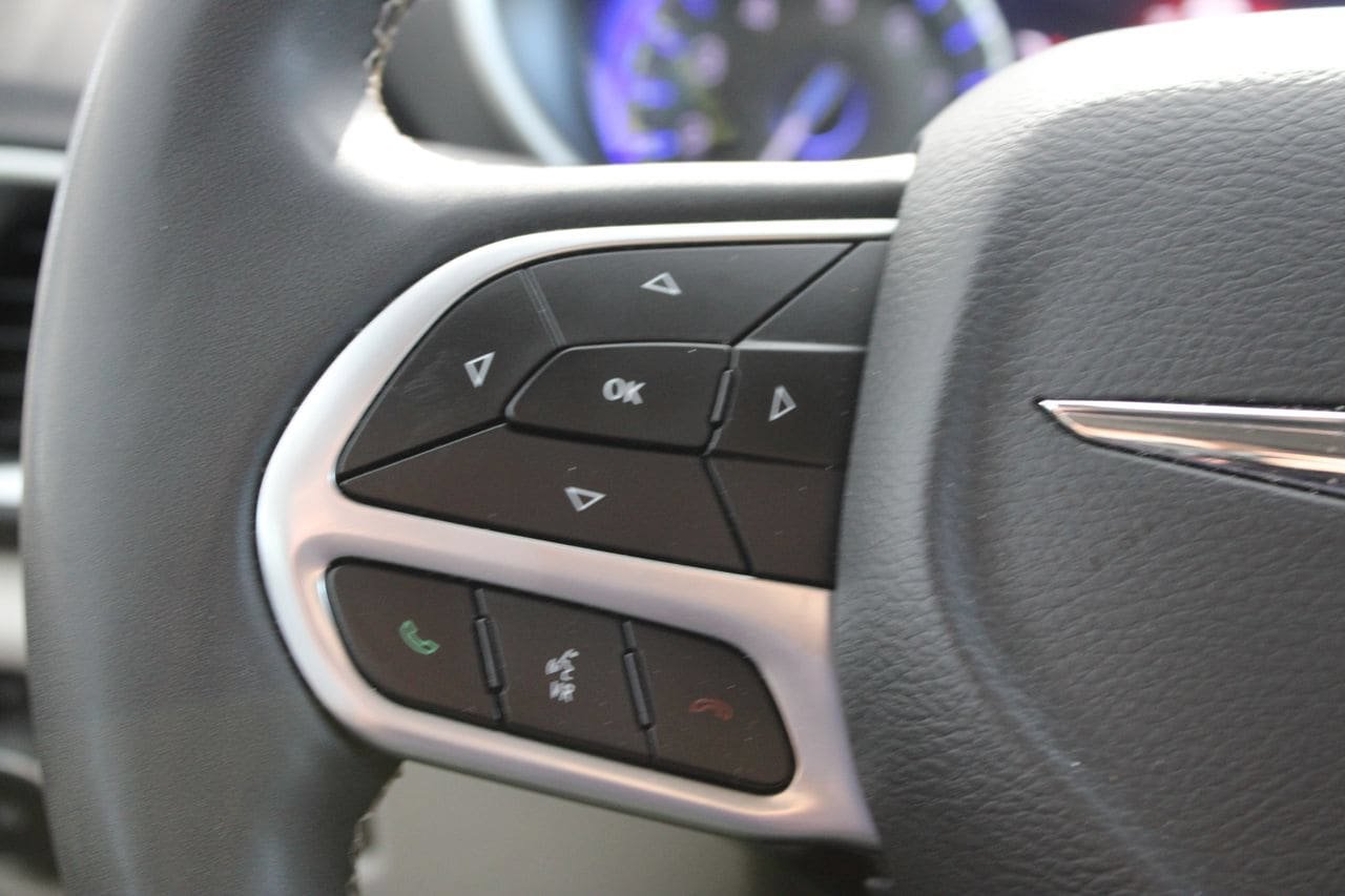Used 2024 Chrysler Pacifica Touring-L FWD image 13