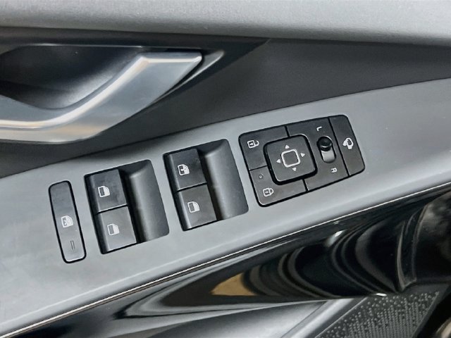 Used 2024 Kia Niro EX Touring FWD image 18