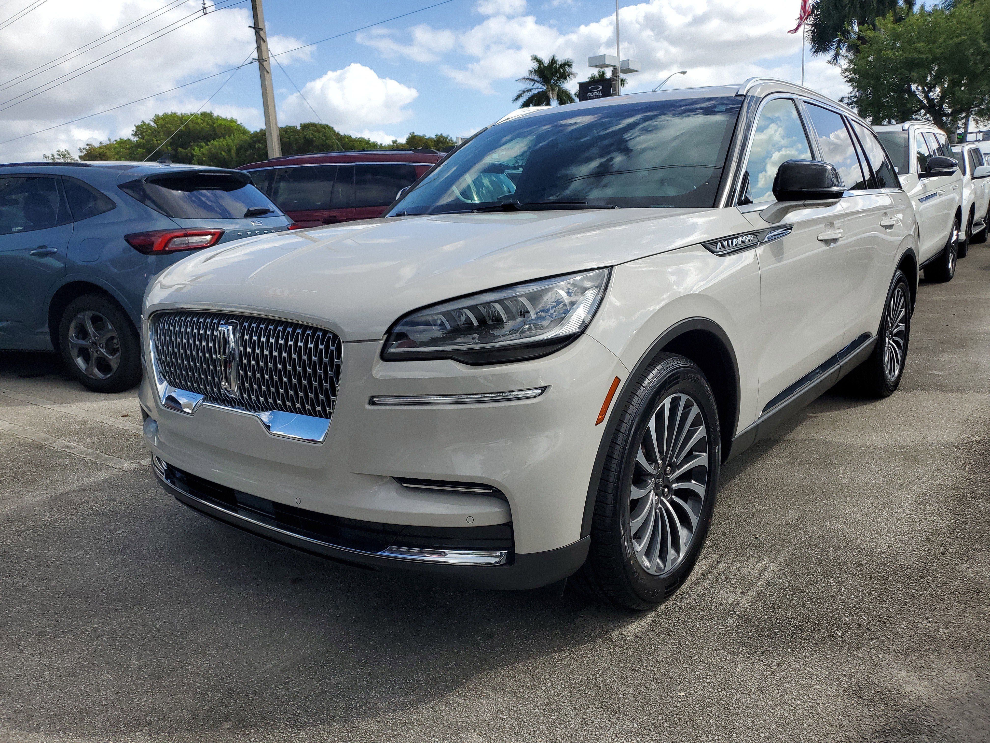 Certified 2022 Lincoln Aviator Reserve w/ Elements Package Plus image 2