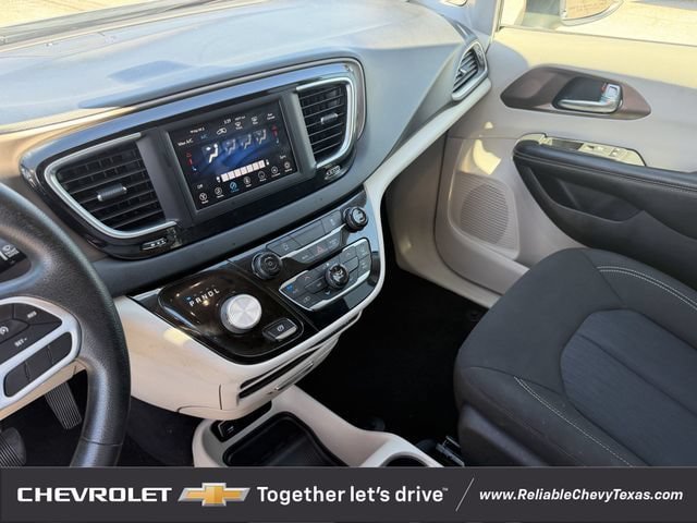 Used 2021 Chrysler Voyager LX FWD image 18