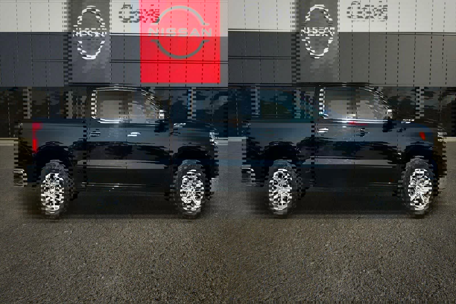 Used 2022 Chevrolet Silverado 1500 LTZ w/ LTZ Premium Package image 9