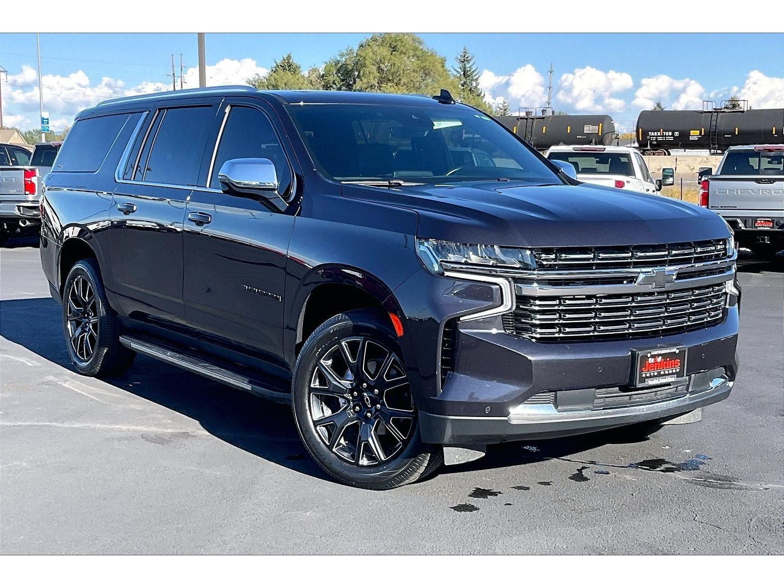 Used 2023 Chevrolet Suburban Premier AWD/4WD image 2