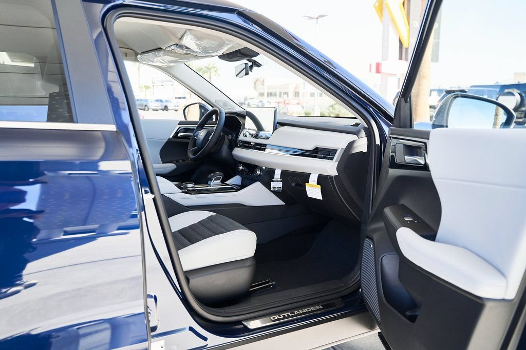 Used 2025 Mitsubishi Outlander SE FWD image 12