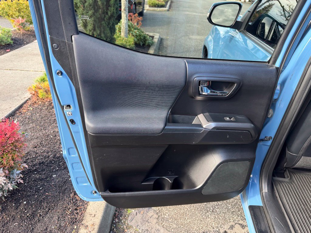 Used 2019 Toyota Tacoma TRD Sport AWD/4WD image 16