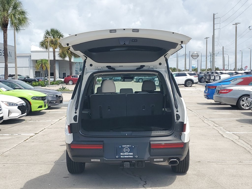 Used 2025 Hyundai Santa Fe SE FWD image 11