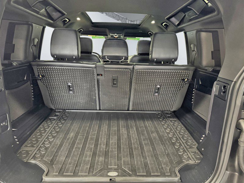 Used 2023 Land Rover Defender 110 SE image 21