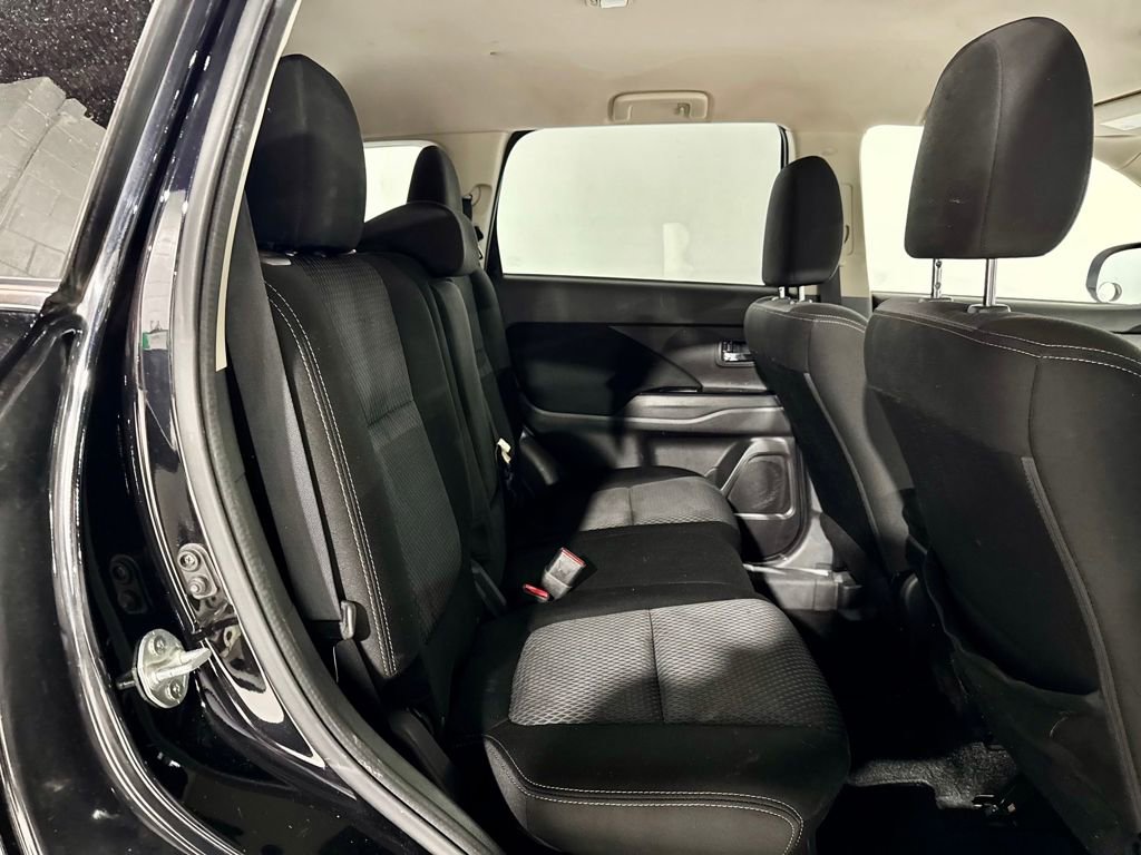 Used 2016 Mitsubishi Outlander SE image 28