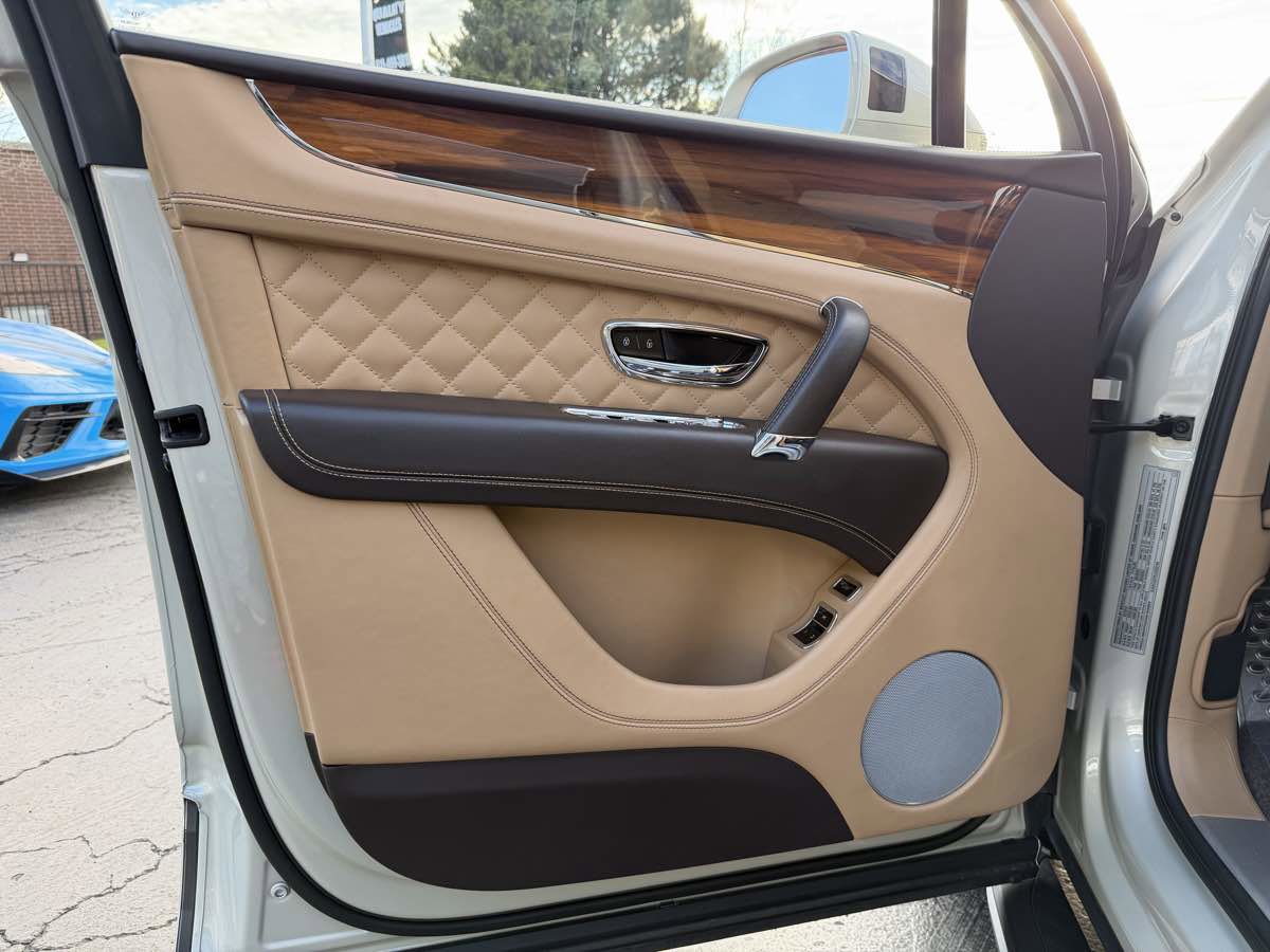 Used 2018 Bentley Bentayga image 49