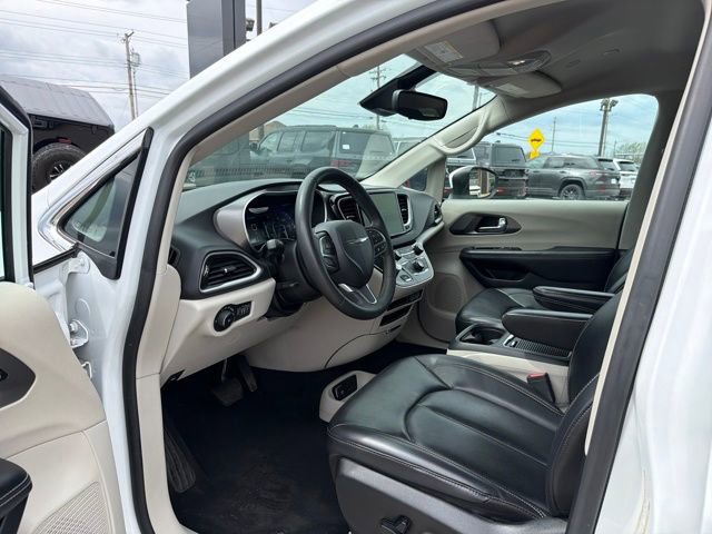 Used 2023 Chrysler Pacifica Touring-L image 18