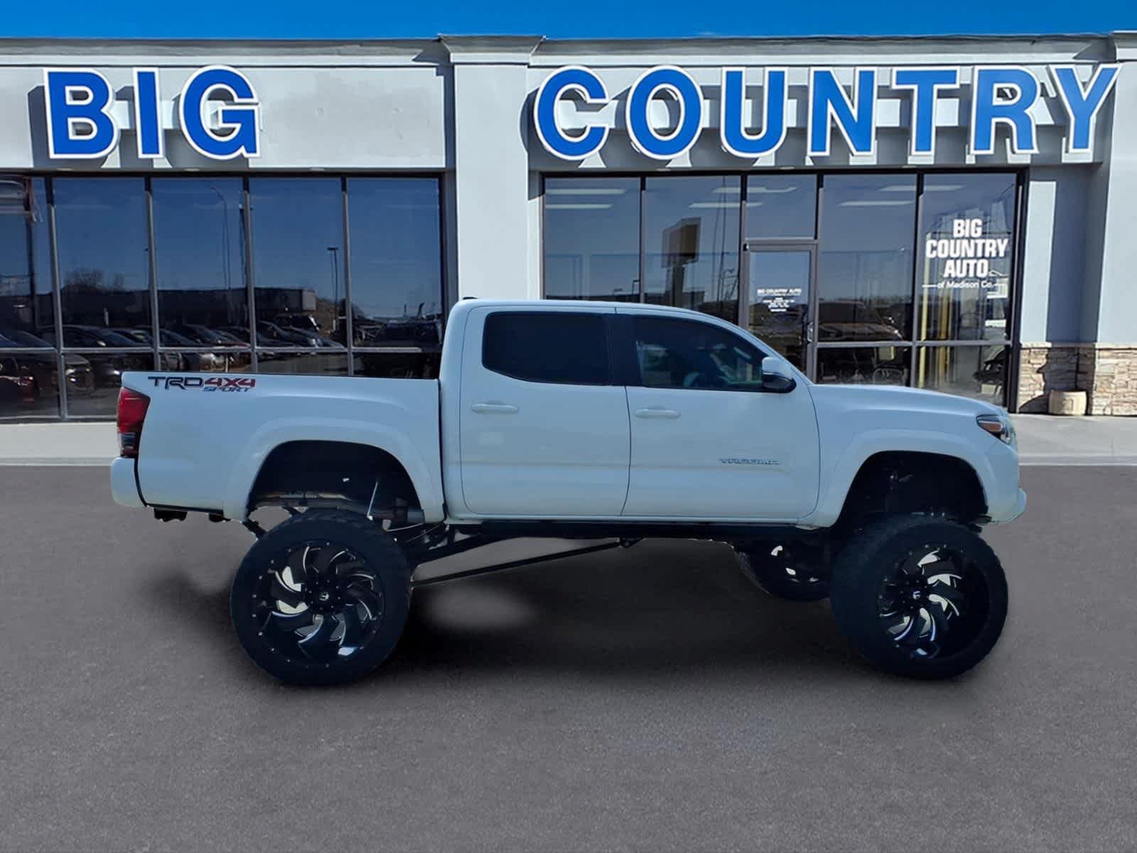 Used 2017 Toyota Tacoma TRD Sport w/ Tow Package (A/T) AWD/4WD image 4