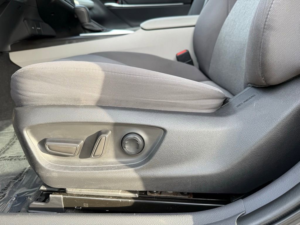 Used 2022 Toyota Camry LE image 10