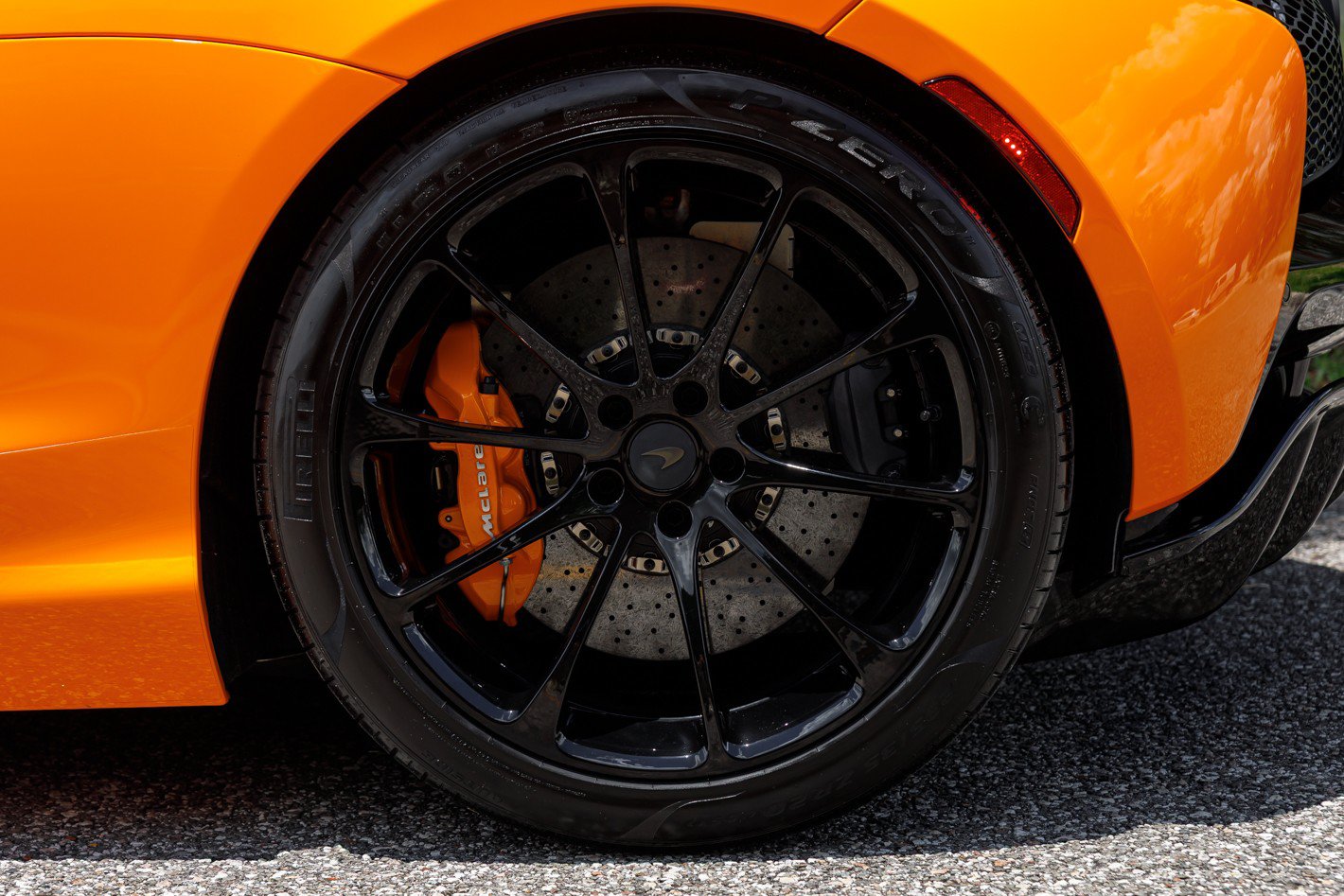 Used 2025 McLaren Artura Spider RWD image 25