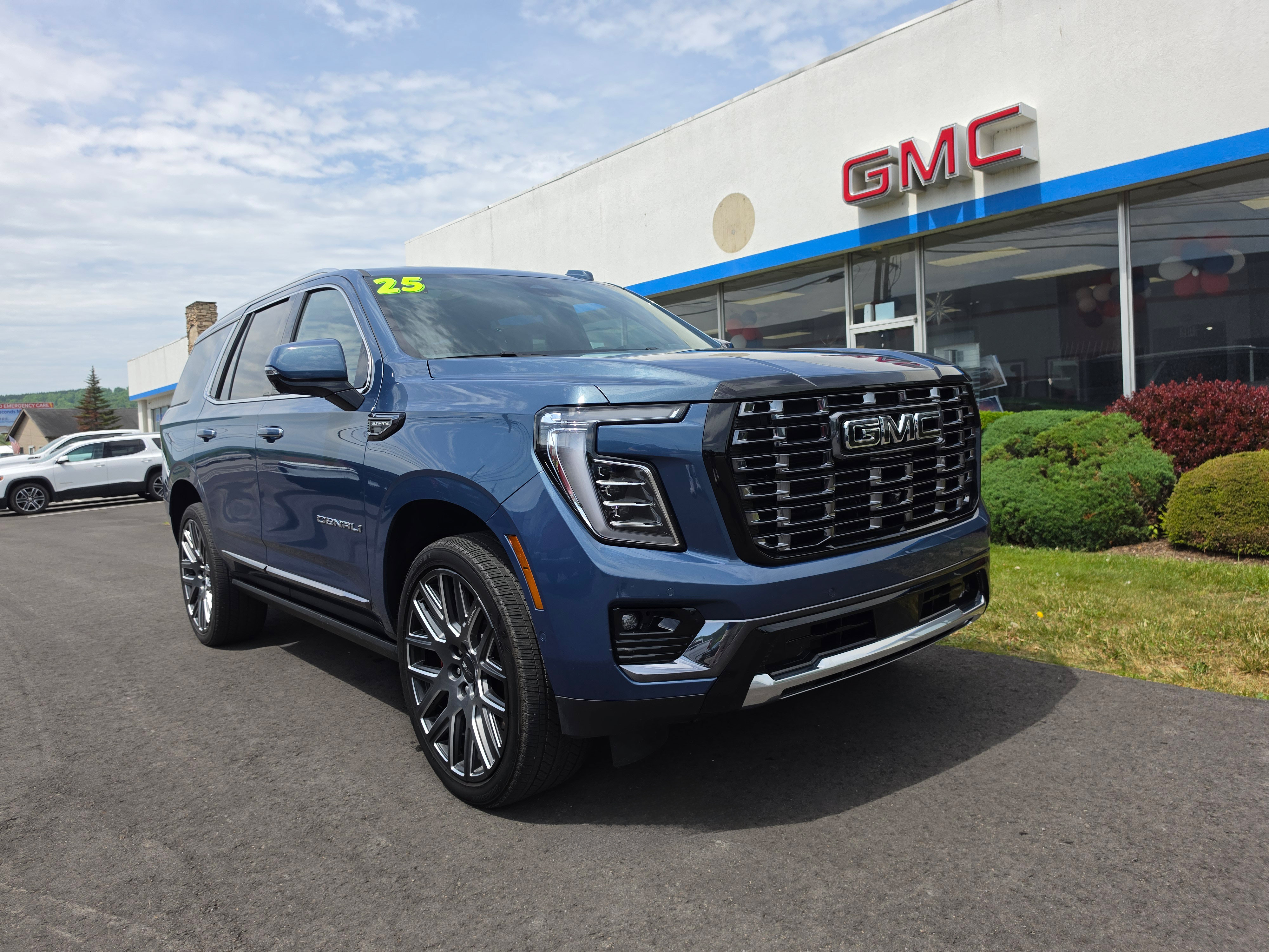 Used 2025 GMC Yukon Denali Ultimate AWD/4WD image 1