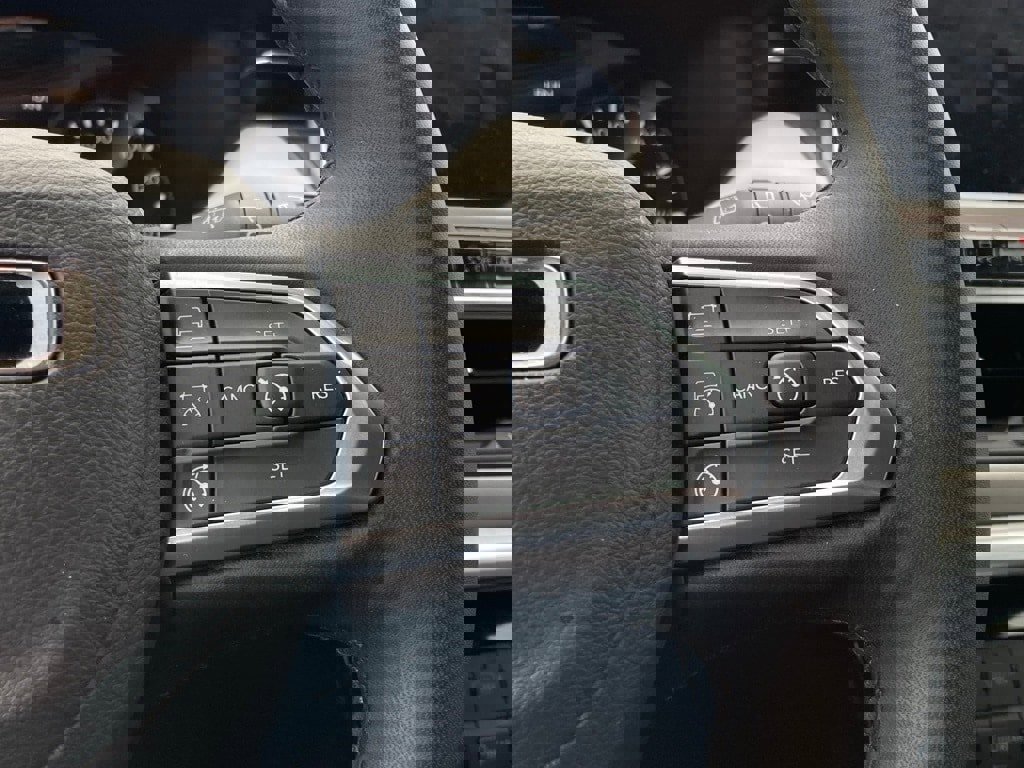 Used 2025 Jeep Compass Limited image 17