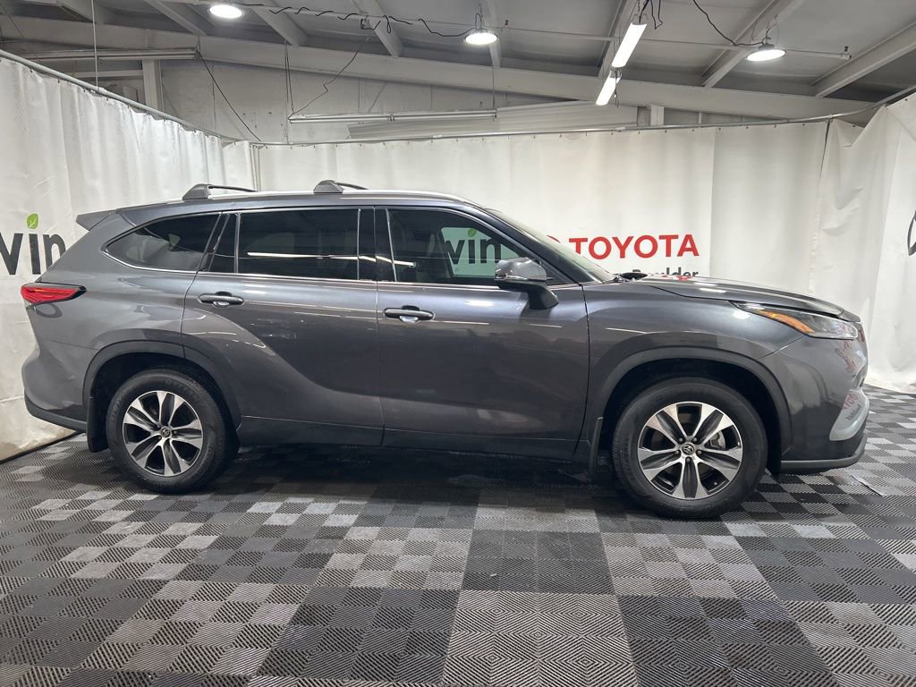 Used 2022 Toyota Highlander XLE image 10