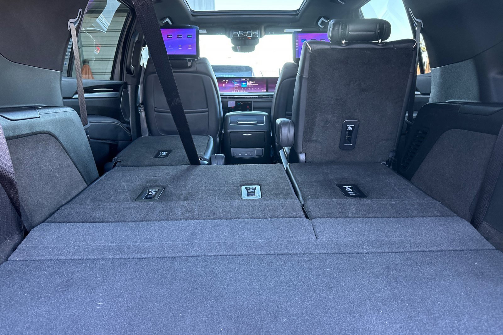 Used 2025 Cadillac Escalade Premium Luxury image 16