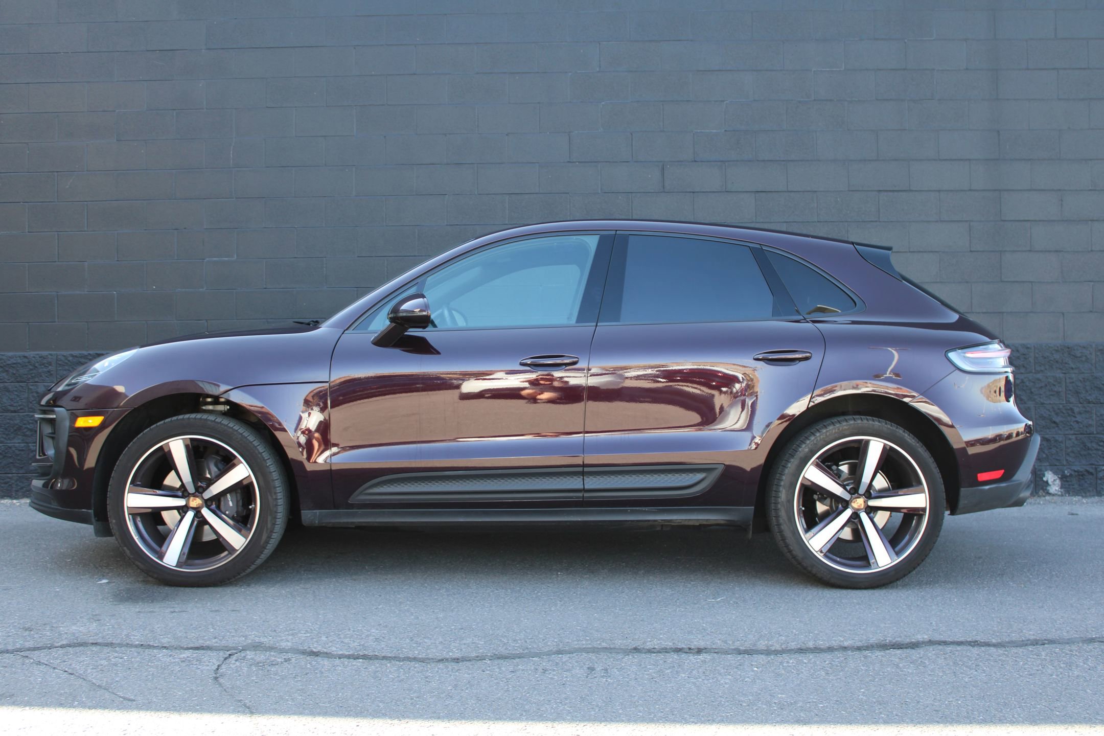 Certified 2024 Porsche Macan image 2