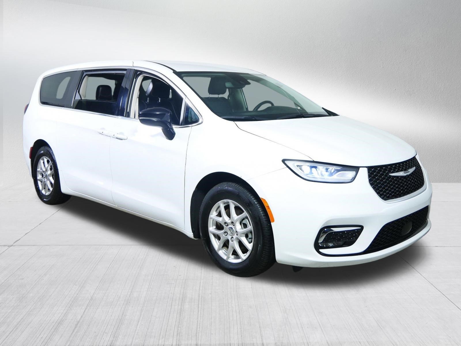 Used 2024 Chrysler Pacifica Touring-L image 1