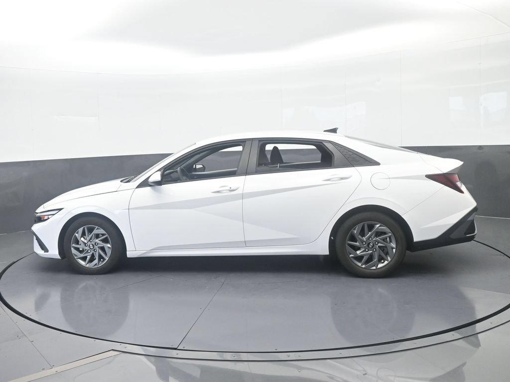 Used 2024 Hyundai Elantra SEL FWD image 3
