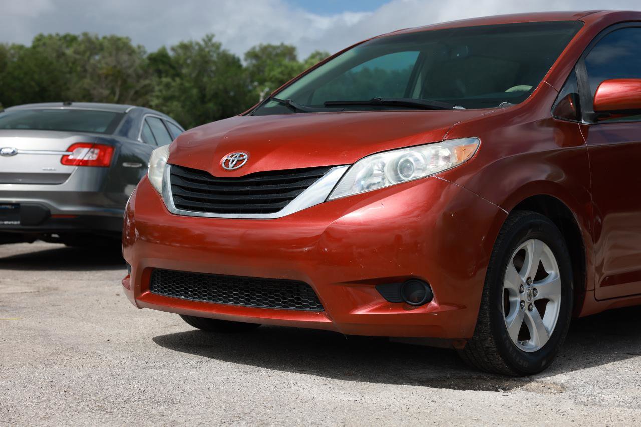 Used 2011 Toyota Sienna LE image 28
