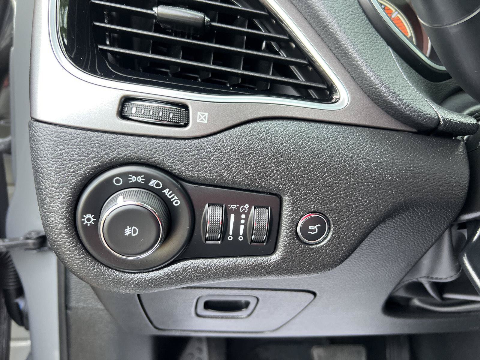 Used 2020 Jeep Cherokee Limited AWD/4WD image 23