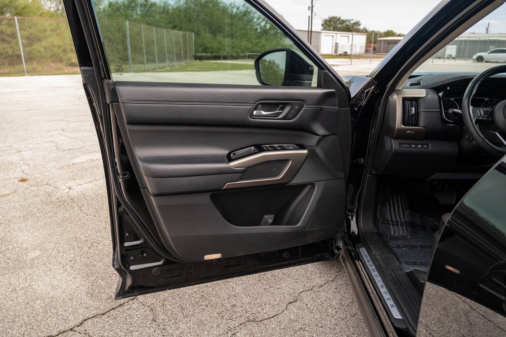 Used 2022 Nissan Pathfinder Platinum w/ Cargo Package image 10