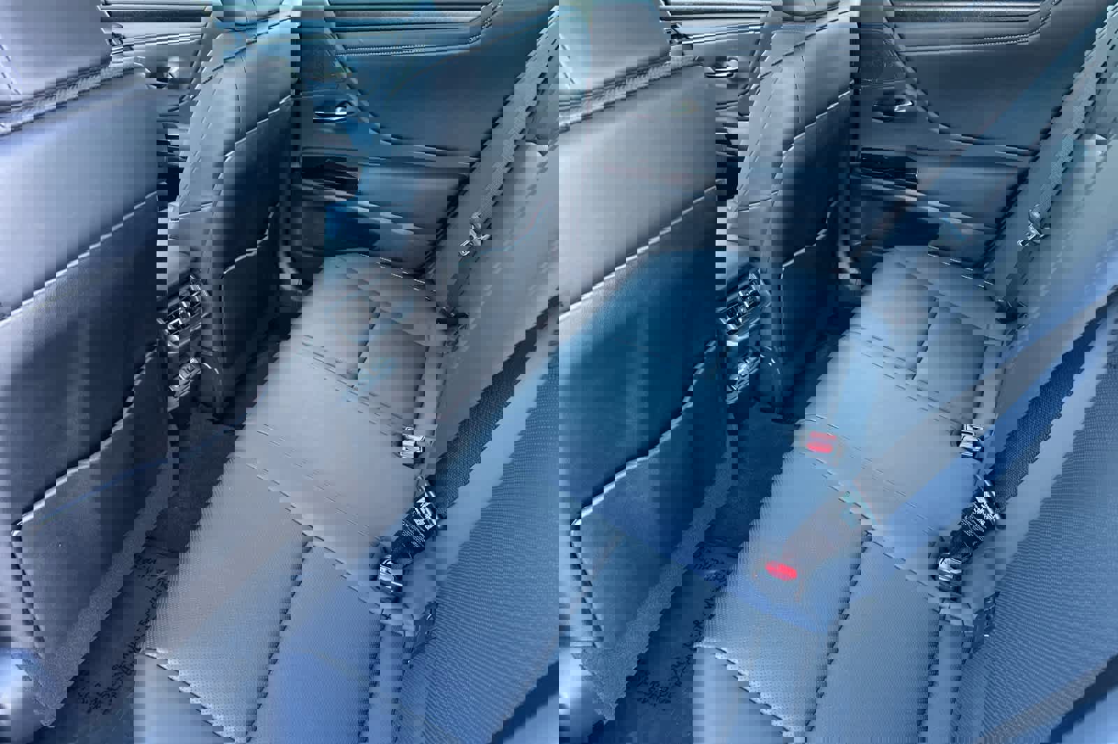 Used 2023 Lexus ES 300h w/ Premium Package image 4